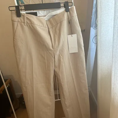 Pantalon droit Zara beige à fines rayures, taille S, neuf avec étiquette.